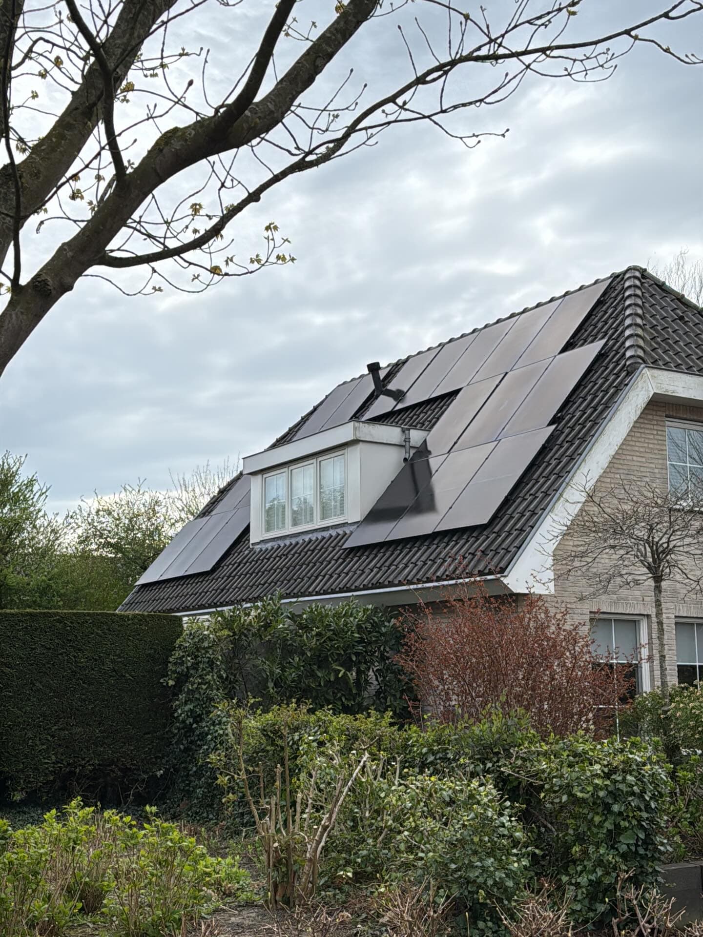Zonnepanelen op maat geplaatst op een schuin dak