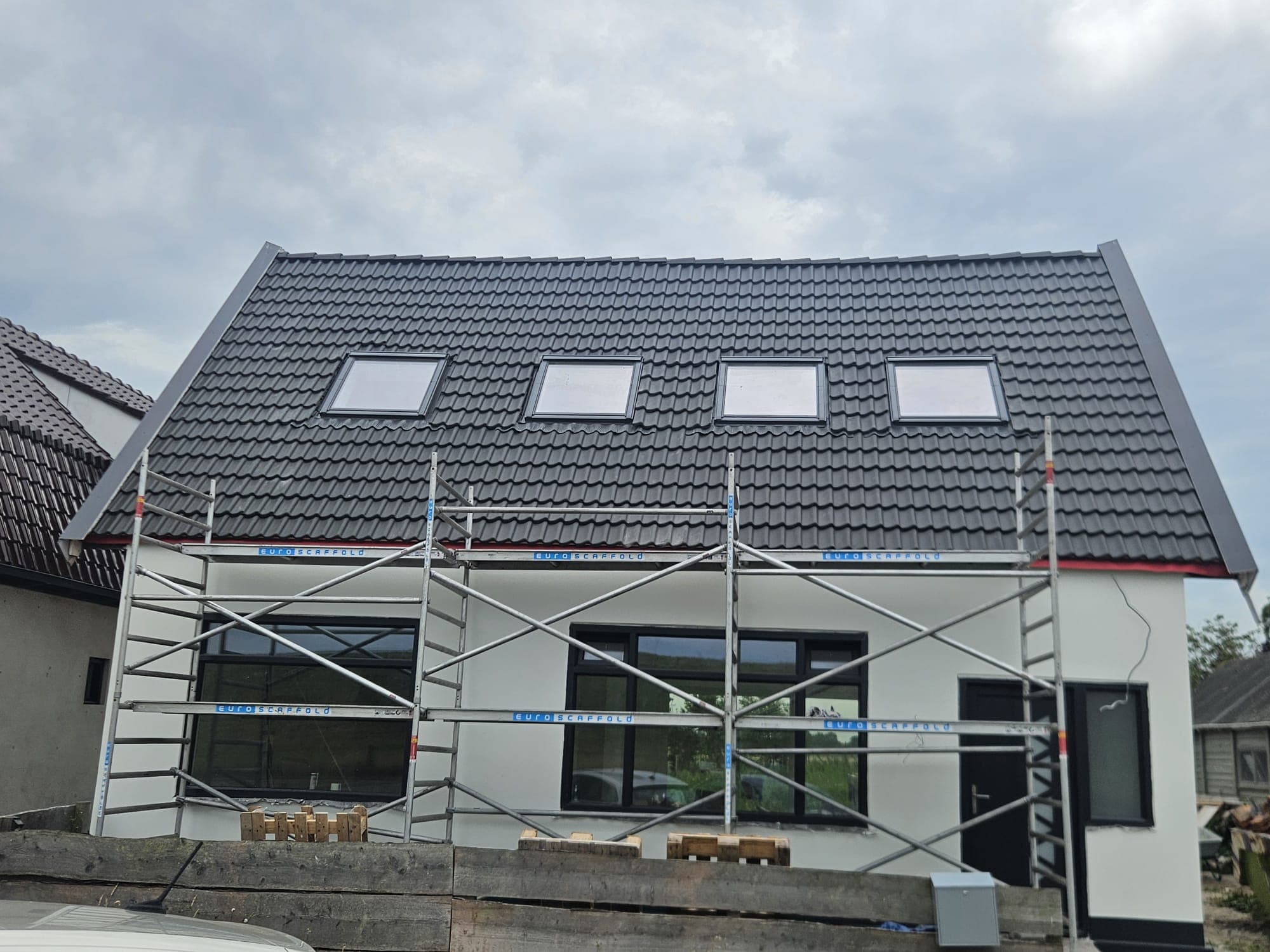 Woonhuisuitbouw met grote raampartij tijdens een verbouwing