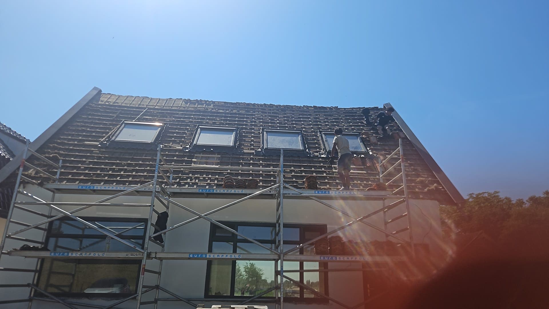 Dakraam voor extra lichtinval in een dakrenovatieproject