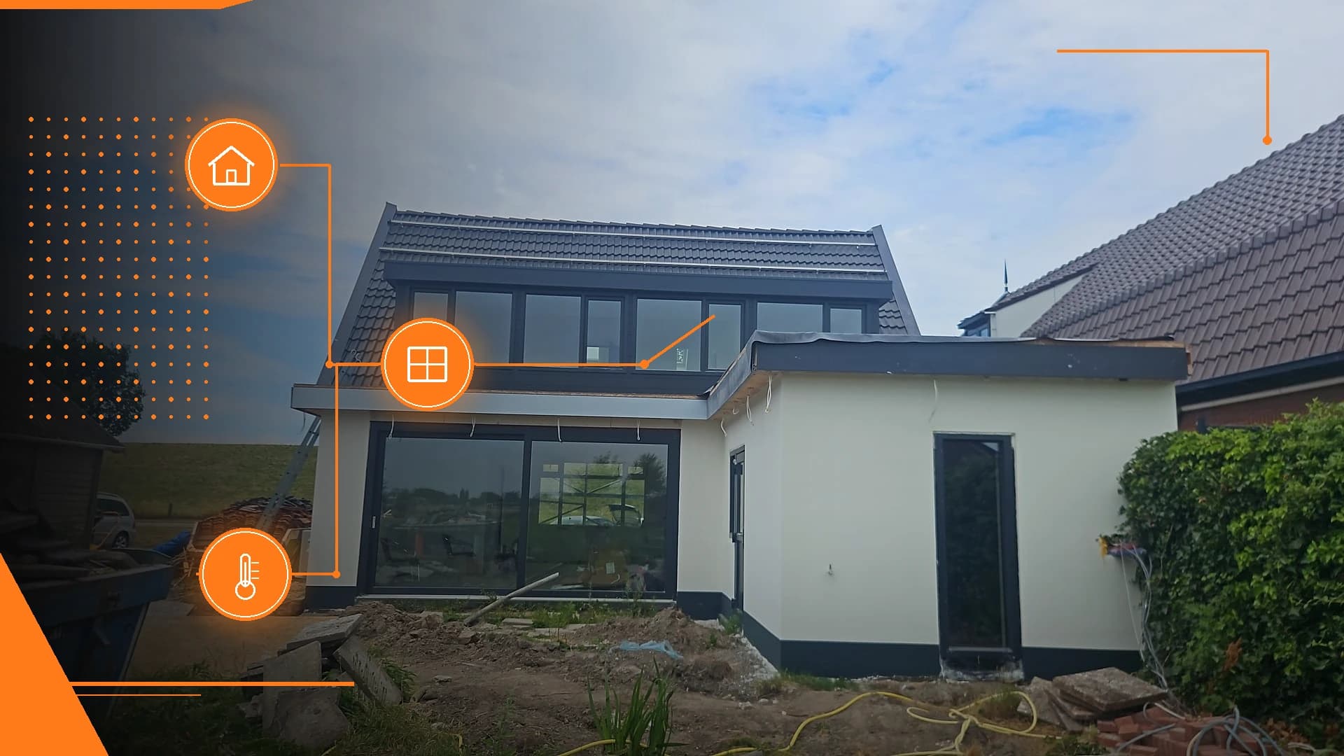 Aanbouw met grote glazen puntgevel aan de achterzijde van een woning